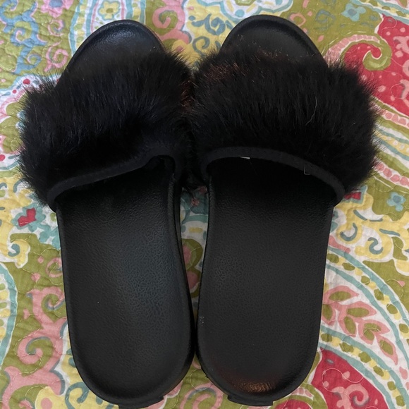 UGG Black fur slides size 11, never been worn - Picture 3 of 6